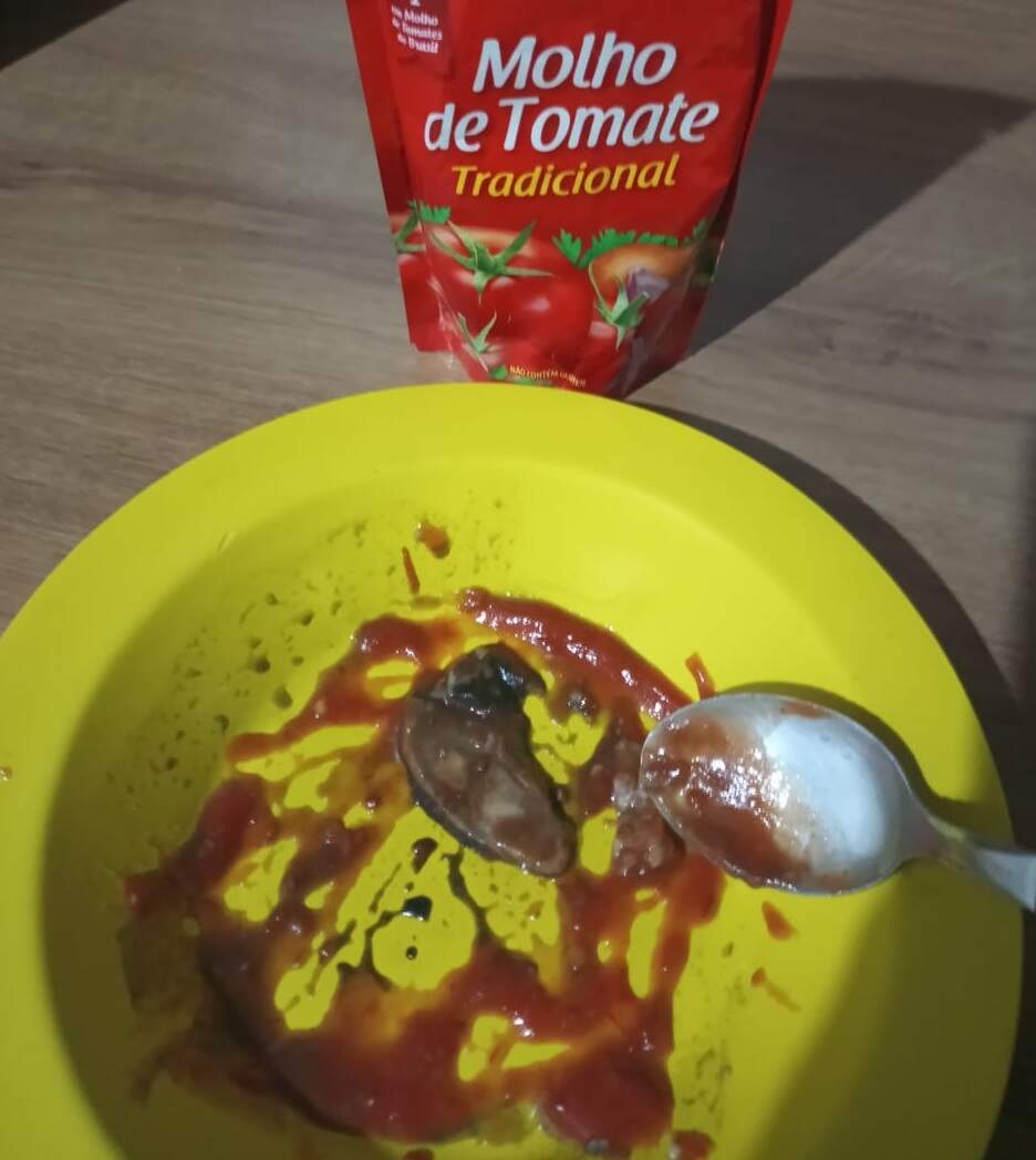 Corpo estranho encontrado em molho de tomate em Campo Grande - (Foto: Fala Povo, Jornal Midiamax)
