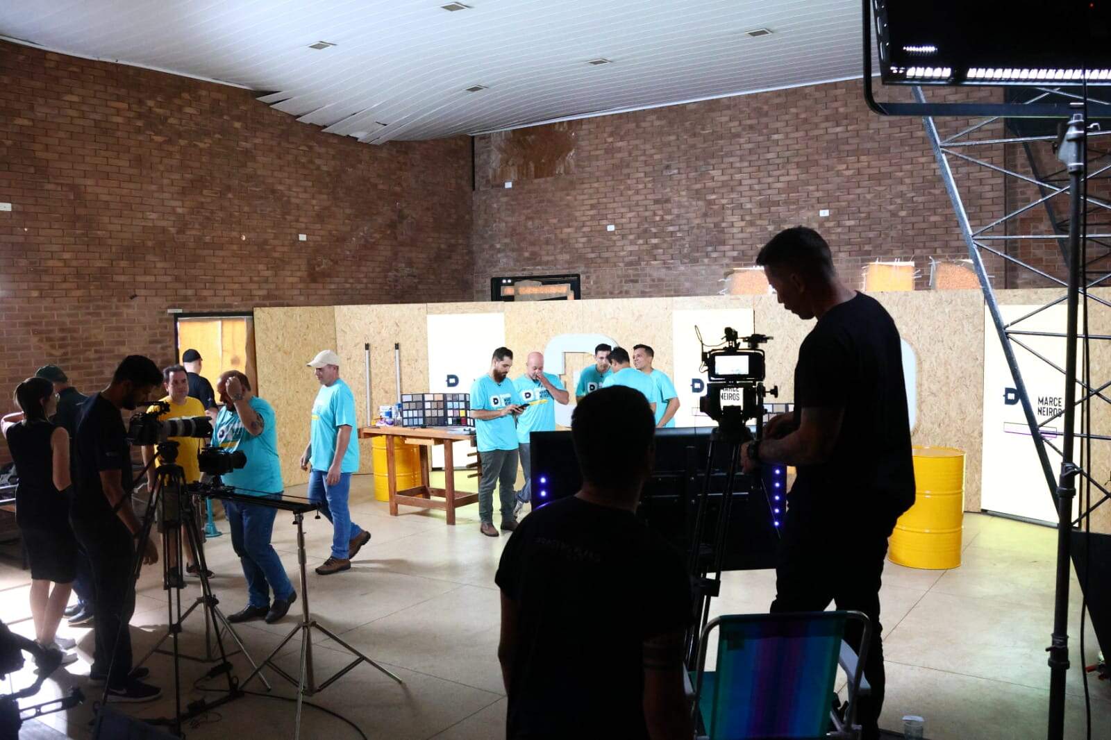 Por trás das câmeras enquanto todos se preparavam para o "gravando" - (Foto: Alicce Rodrigues, Jornal Midiamax) Duelo de marceneiros reality show em campo grande