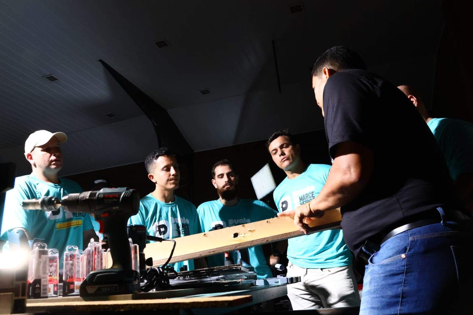 Participantes receberam instruções sobre equipamentos e materiais antes do início das gravações - (Fotos: Alicce Rodrigues, Jornal Midiamax) Duelo de marceneiros reality show em campo grande