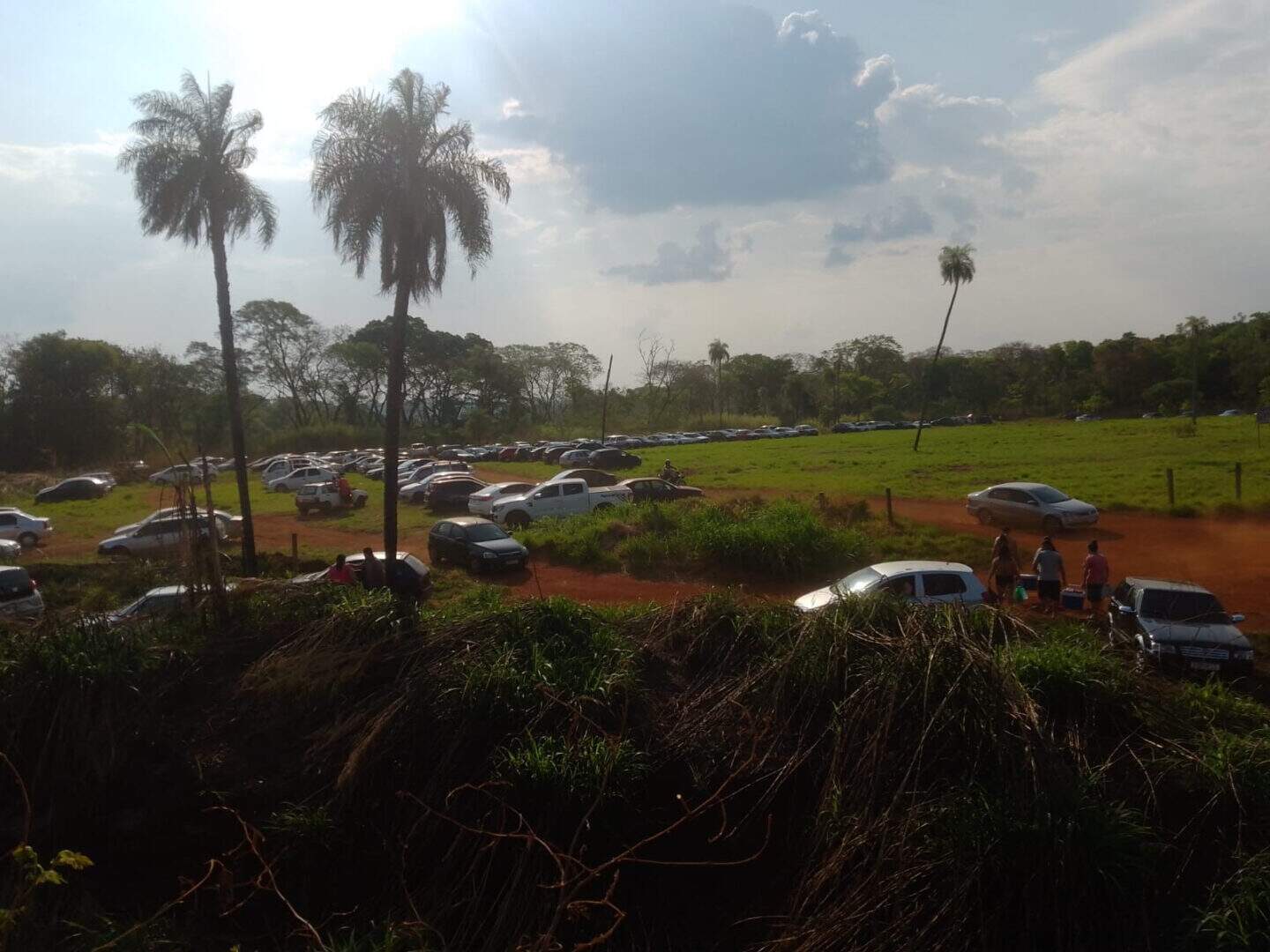 Carros na Cachoeira Céuzinho neste domingo - (Foto: Fala Povo, Midiamax)