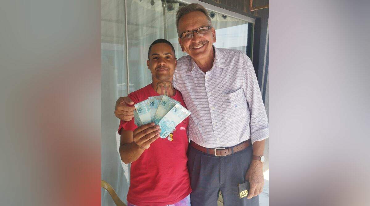 Willian e seu "anjo da guarda" Vagner Batista - (Foto: Arquivo Pessoal) trailer lanchonete