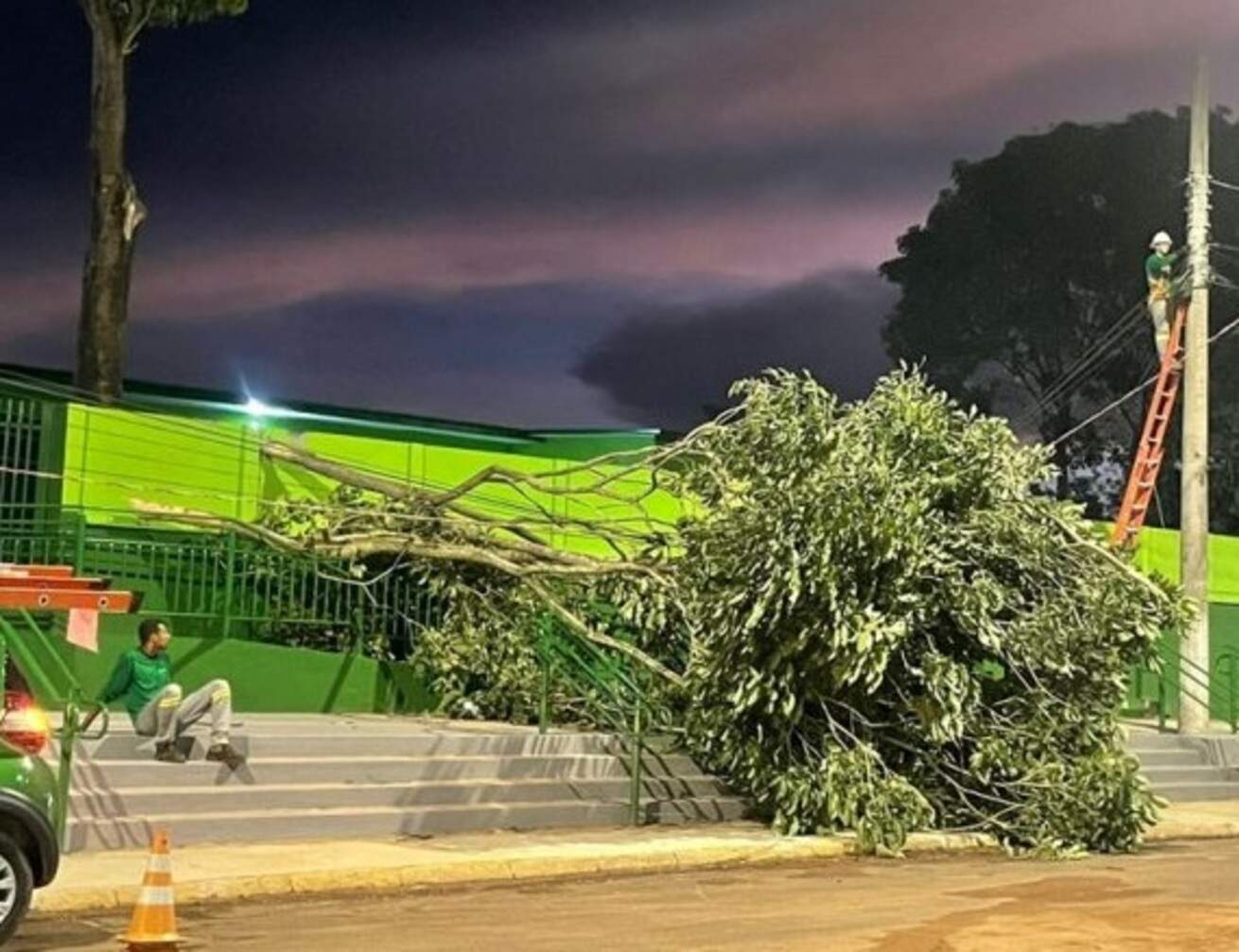 Ventos de 69 km/h destelham casas, deixam bairros sem energia e derrubam árvores em Coxim