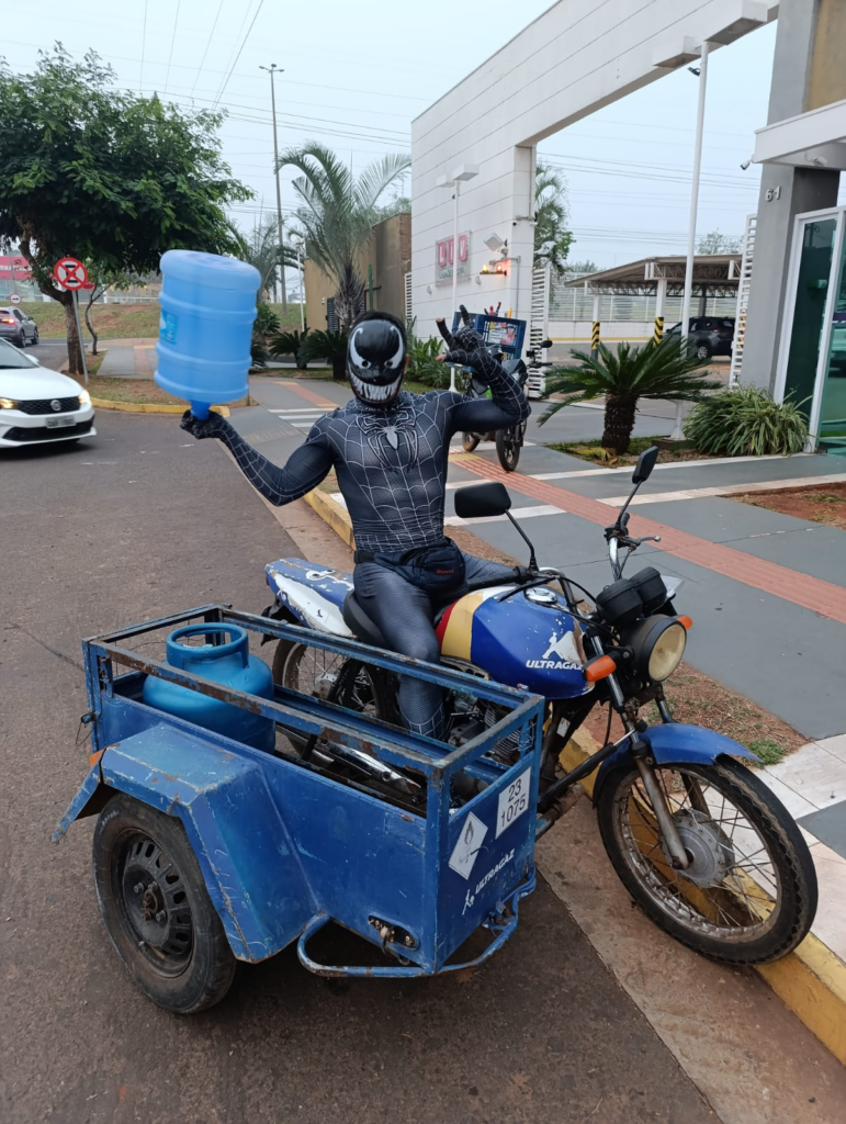 entregador homem aranha